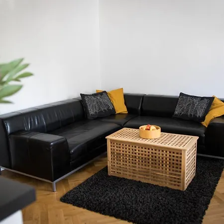 Poruba Street View Apartment *